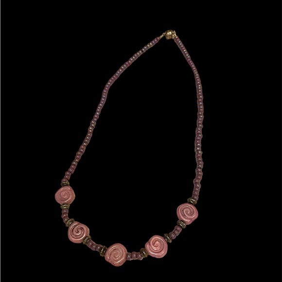 Purple iridescent beaded necklace with dusty pink swirl carved stones - Picture 2 of 7